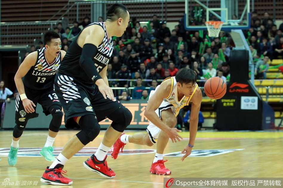 辽篮攻克广厦魔鬼主场,郭少调侃技术台引热议 哈德森抓住对手倒地失误,风驰电掣般发动快攻上篮得分瞬间