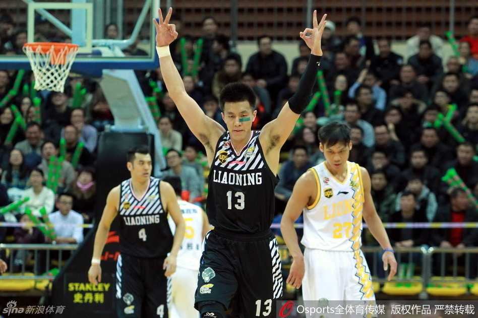 辽篮攻克广厦魔鬼主场,郭少调侃技术台引热议 郭艾伦激情挥拳庆祝得分,脸上写满了对胜利的渴望和对比赛的投入