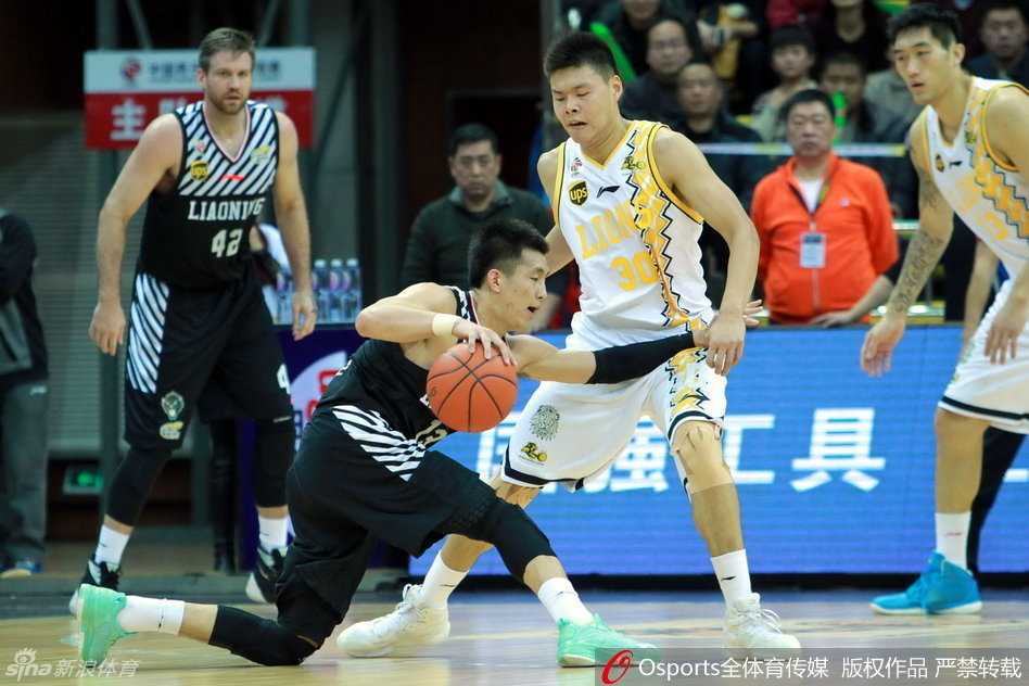 辽篮攻克广厦魔鬼主场,郭少调侃技术台引热议 贺天举全神贯注紧盯林志杰,用坚韧的防守诠释着对胜利的渴望