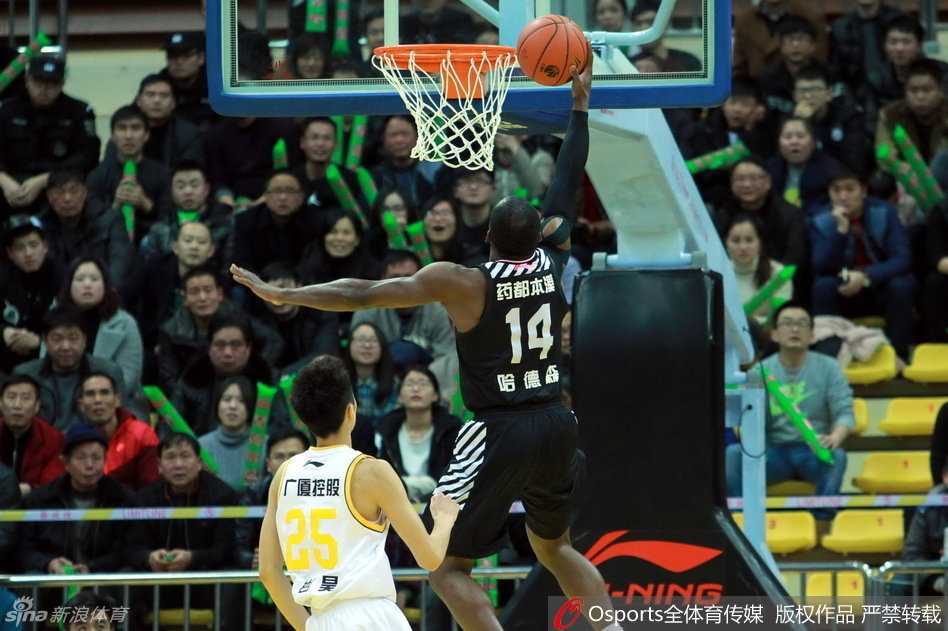 辽篮攻克广厦魔鬼主场,郭少调侃技术台引热议 韩德君在篮下凭借柔和手感尝试上篮,展现出内线巨无霸的细腻技术