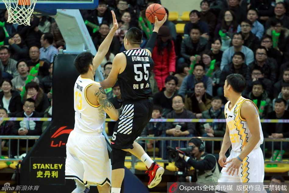 辽篮攻克广厦魔鬼主场,郭少调侃技术台引热议 郭艾伦在韩德君的暖心安抚下恢复冷静,辽宁队内兄弟情深令人动容