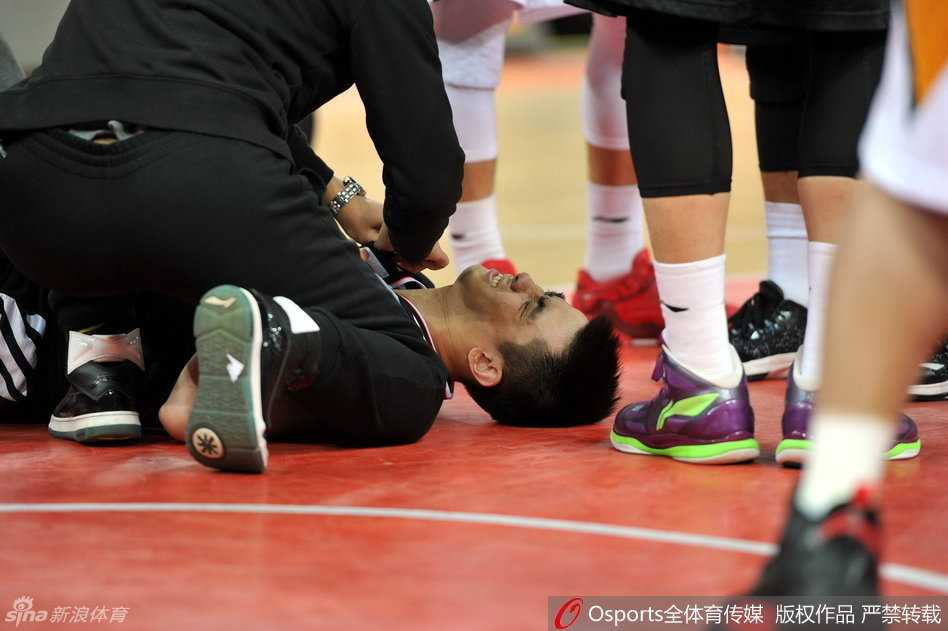 辽篮新星陨落三晋大地 赵继伟肩膀重伤悲情退场 这是一次看似普通的防守掏球,却成了伤病的导火索,赵继伟在完成动作后瞬间僵住,痛苦地捂住了刚刚愈合的右肩。