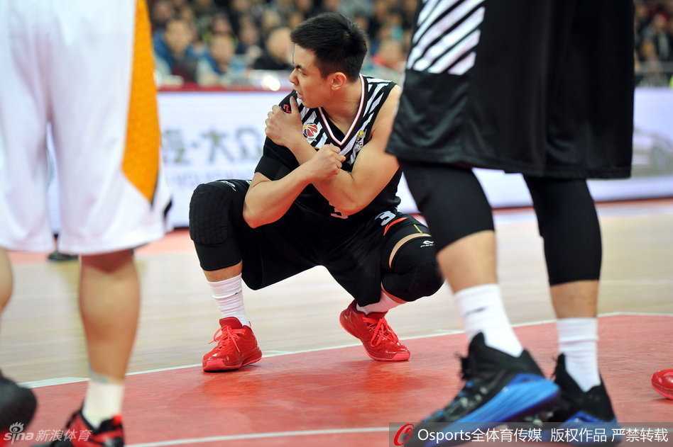 辽篮新星陨落三晋大地 赵继伟肩膀重伤悲情退场 离开赛场前,赵继伟艰难地回头望向那片灯火通明的场地,眼神中充满了不舍与对迅速归来的渴望。