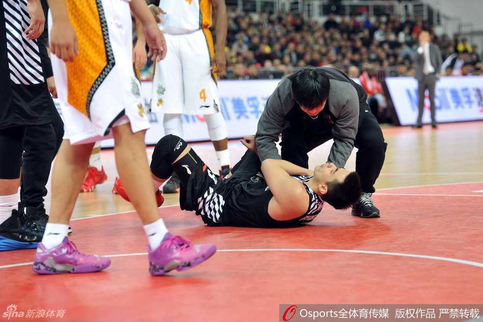 辽篮新星陨落三晋大地 赵继伟肩膀重伤悲情退场 青春风暴尚未席卷赛场,赵继伟在登场后积极跑动,眼神中透露出对胜利的渴望,殊不知一次巨大的考验正悄然逼近。