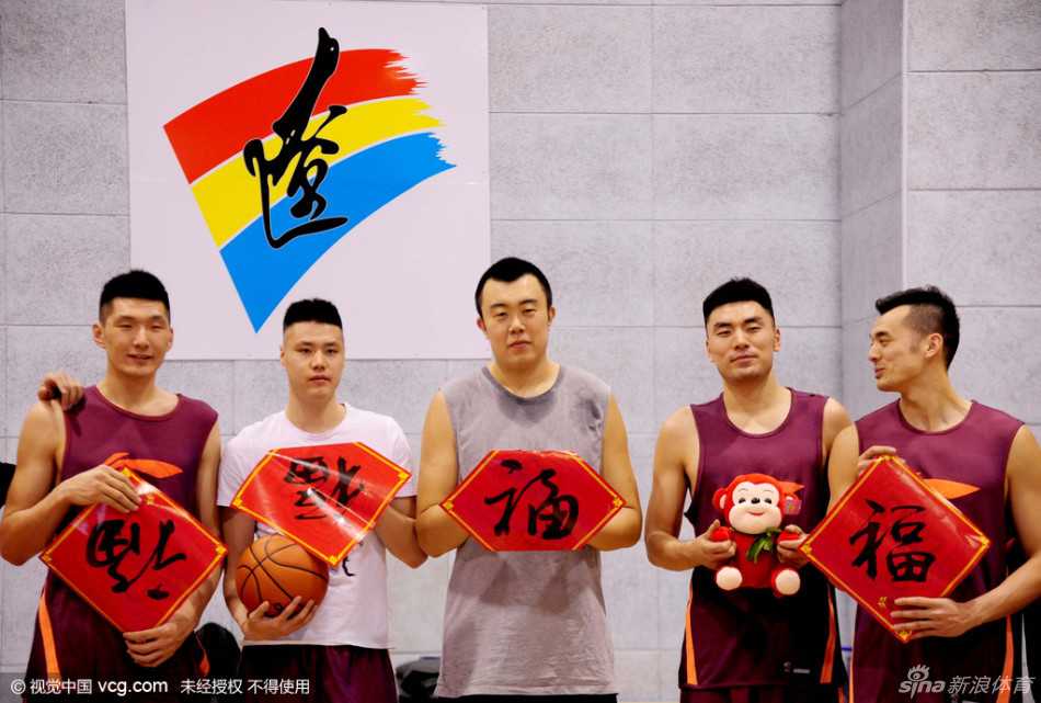 辽篮新春集体贺岁 郭艾伦炫酷发型送祝福 郭艾伦手持红色新春卡片,对着镜头俏皮地眨眼,左侧鬓角的13号发型清晰可见,笑容里透着一股大男孩的顽皮与自信。