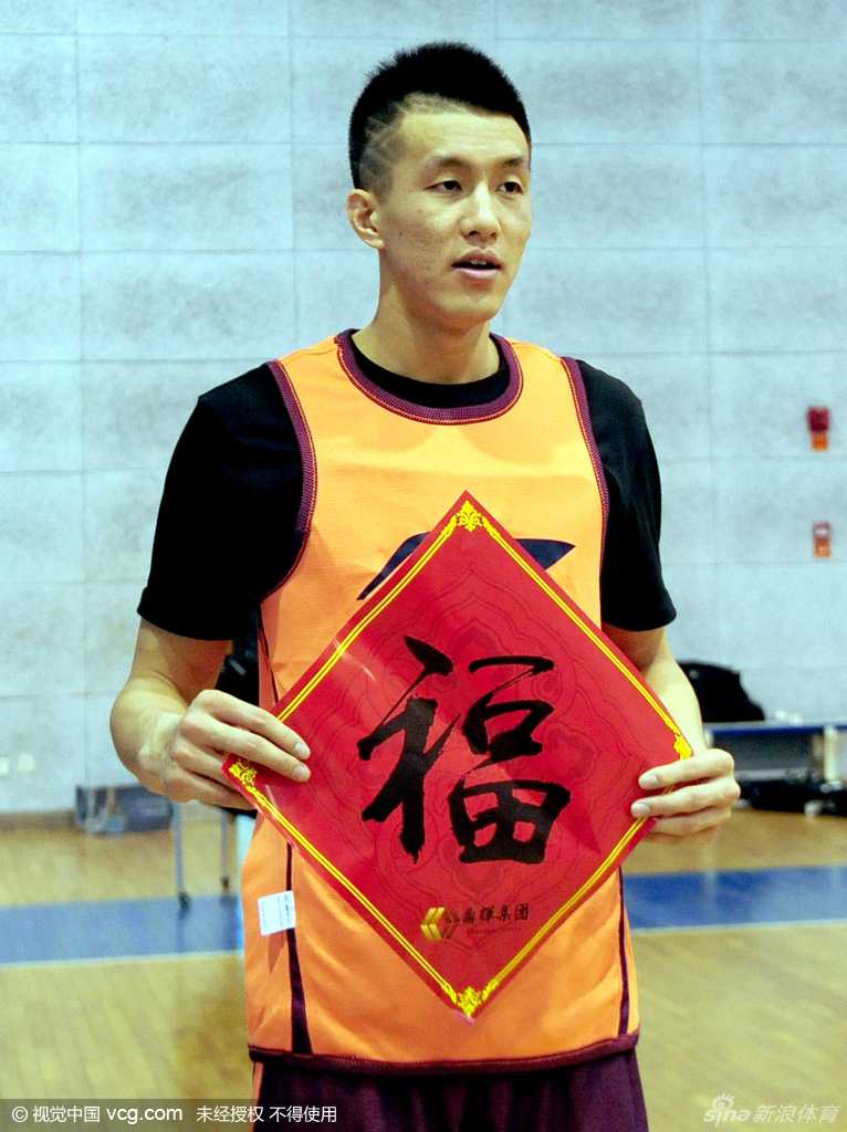 辽篮新春集体贺岁 郭艾伦炫酷发型送祝福 内线双塔韩德君和李晓旭并肩而立,共同举着一个大大的福字,大韩笑容憨态可掬,李晓旭则露出少有的轻松微笑,身后背景是训练馆的篮筐。