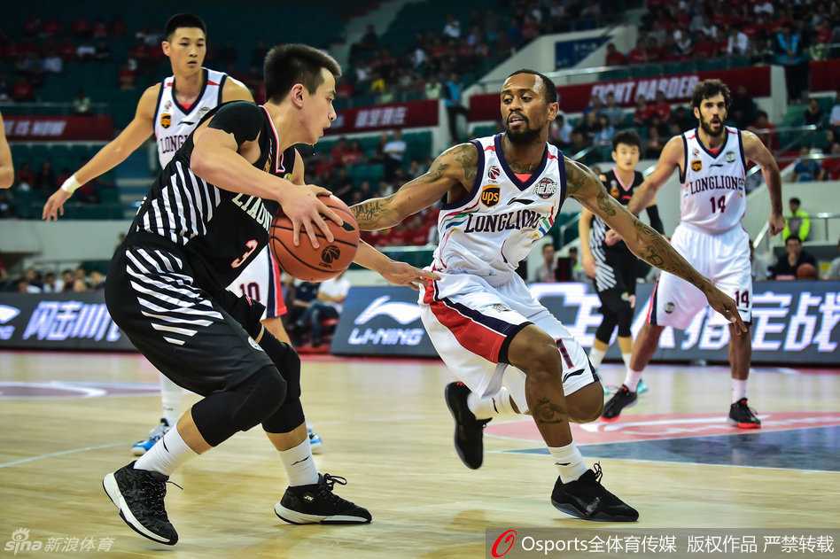 辽篮旧影:2016赛季的激情与梦想 辽宁队长杨鸣在比赛中,飘逸的发丝与俊朗的面庞定格,眼神中却满是历经风雨的坚毅。