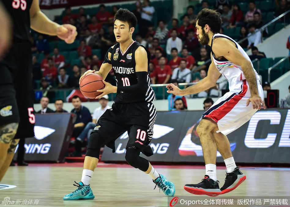 辽篮旧影:2016赛季的激情与梦想 广州队球员巴赫拉米在场上控球推进,作为亚洲顶级锋线,他的每一次触球都充满威胁。