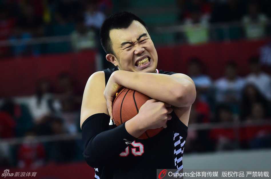 辽篮旧影:2016赛季的激情与梦想 辽宁队中锋韩德君在比赛中意外流露出憨态可掬的神情,与场上激烈拼抢的氛围形成有趣反差。