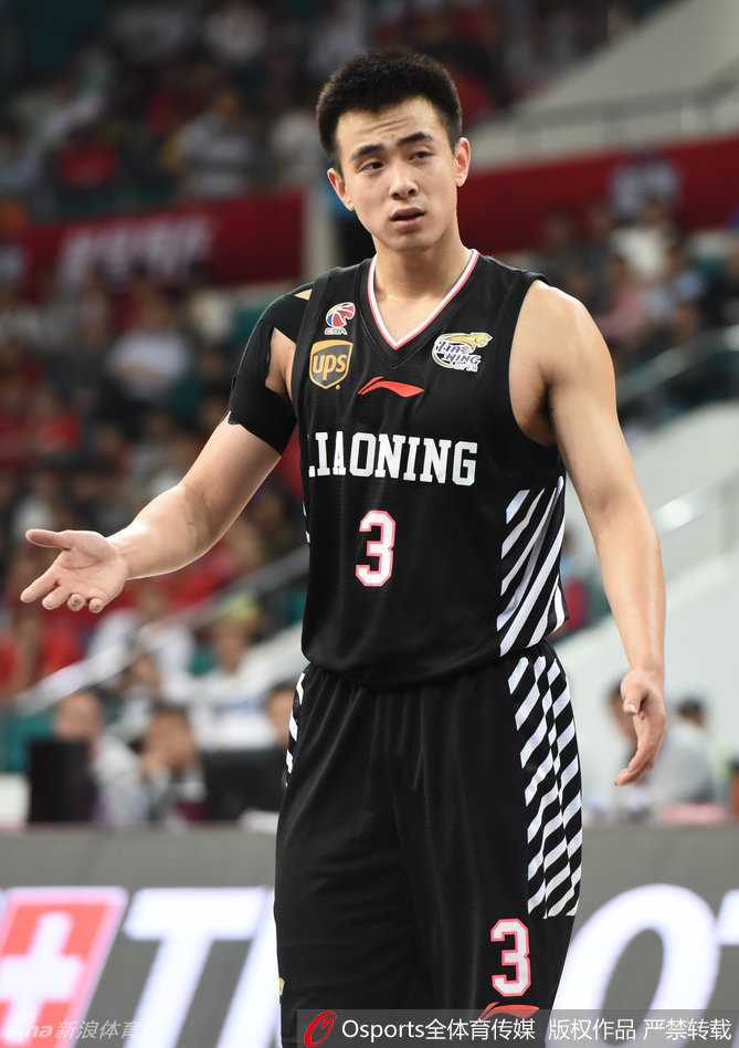 辽篮旧影:2016赛季的激情与梦想 年轻后卫赵继伟在场上扬起手臂,向队友清晰传达战术,展现出与年龄不符的沉稳大局观。