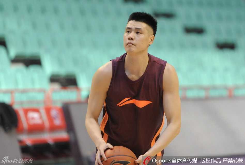 辽篮本溪备战总决赛第二场:郭少戏耍背后传球,哈德森心情大靓 李晓旭在罚球线附近轻松跳投,脸上挂着标志性的淡然微笑,心态放松的他在训练中保持着极高的命中率。