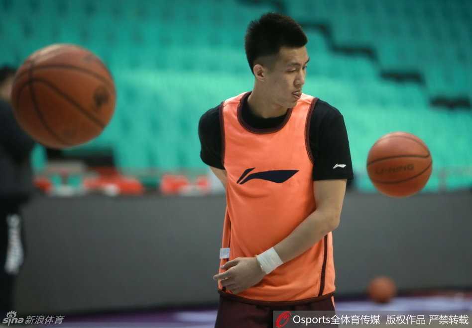 辽篮本溪备战总决赛第二场:郭少戏耍背后传球,哈德森心情大靓 大韩韩德君穿着背心坐在场边当起临时看客,他把宝贵的休息时间当作恢复能量的加油站,随时准备在比赛中一柱擎天。