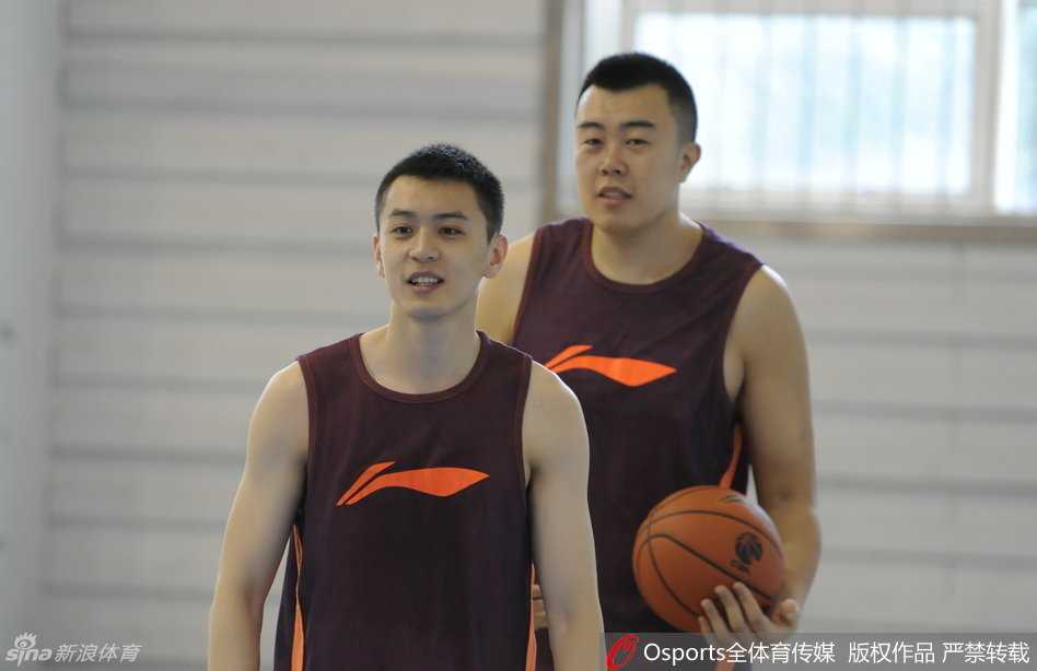辽篮海拔引围观,苏伟笑答听领导——直击CBA北区体测众生相 辽宁队的核心中锋韩德君在身高测量后,开心地对着工作人员竖起了大拇指,满意的笑容写在他的脸上。