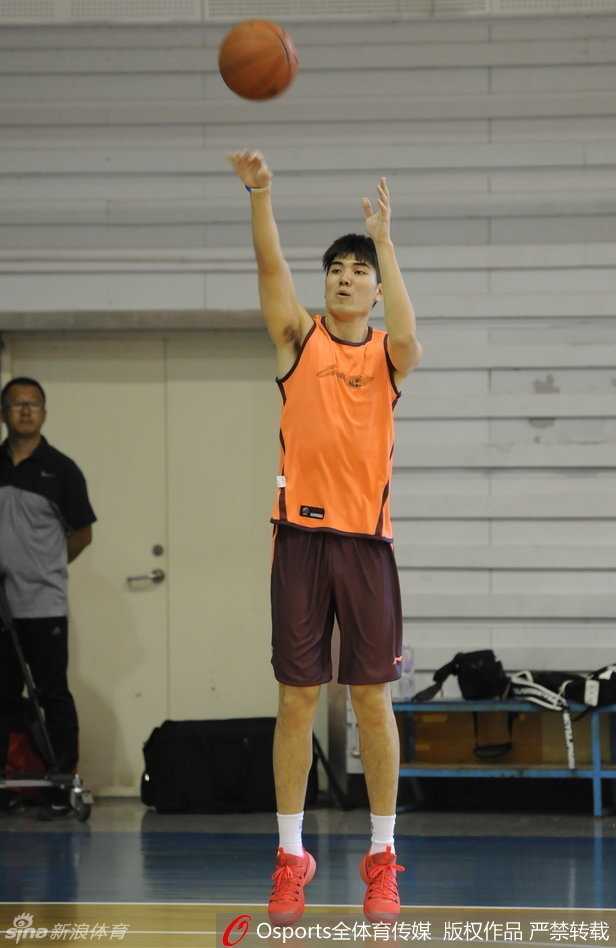 辽篮海拔引围观,苏伟笑答听领导——直击CBA北区体测众生相 转会青岛的苏伟在测试后状态放松,面对镜头他笑容满面,幽默地回应了关于体测必要性的提问。