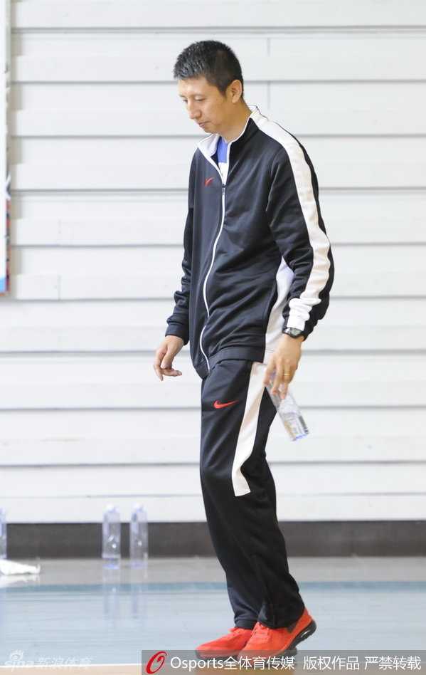 辽篮海拔引围观,苏伟笑答听领导——直击CBA北区体测众生相 强度投篮测试中,辽宁队员杨鸣在投篮间隙大口喘气,体能消耗巨大,眼神中透露出疲惫与坚持。