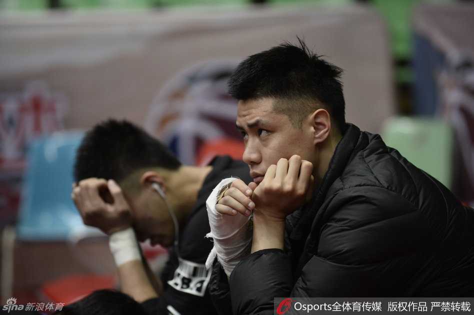 辽篮淬火:从伤痛中仰望冠军之光 主教练郭士强在场边露出欣慰的笑容,或许是看到了球员们状态回勇,紧张的情绪得以缓解。身旁的外援兰多夫则拿起手机拍照,用轻松的方式记录着队友们的训练点滴,为严肃的训练场增添了一丝温馨。