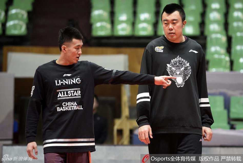 辽篮淬火:从伤痛中仰望冠军之光 贺天举独自坐在场边长凳上,神情落寞,他手上层层缠绕的绷带像是一道未愈的伤口,吸引着全场目光,也牵动着无数球迷的心,那是那次意外冲突留下的最沉重印记。