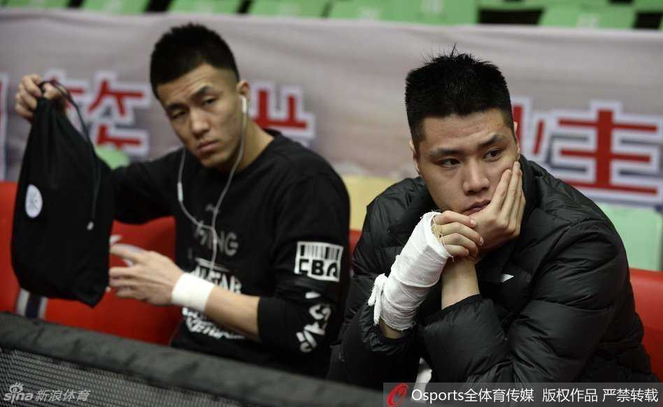 辽篮淬火:从伤痛中仰望冠军之光 训练馆的角落里,郭艾伦与韩德君低声细语交流着战术,身旁的贺天举低头不语,右手腕上厚厚的白色绷带在灯光下显得格外刺眼,仿佛在无声诉说着总决赛上的那段惨痛记忆。