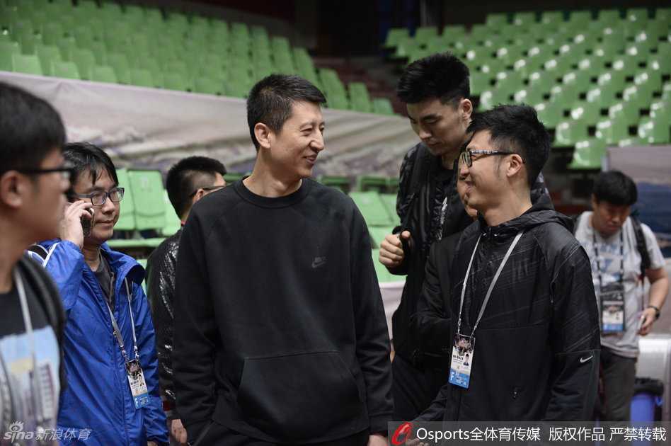 辽篮淬火:从伤痛中仰望冠军之光 韩德君在内线挥汗如雨地进行背身单打训练,他用力量对抗着防守人,展现出内线支柱的强硬。杨鸣则在侧翼进行着运球练习,动作依然潇洒,他用坚持诠释着老将的担当。