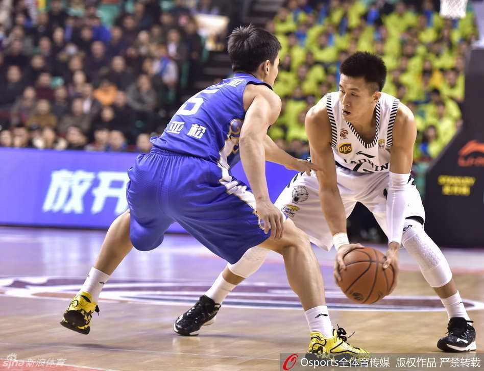 辽篮激战江苏,奥登五记大帽成内线屏障 辽宁当家控卫郭艾伦如闪电般持球突破,他压低重心加速过掉防守人,眼神中透露出与年龄不相符的冷峻与杀气。