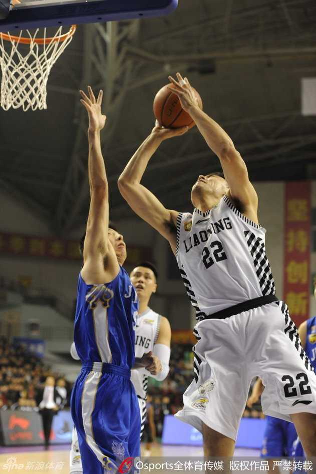 辽篮激战江苏,奥登五记大帽成内线屏障 终场哨响,满头大汗的奥登抬头望向比分板,97比103的数字格外刺眼,他的眼神中充满了不甘与遗憾,即使贡献了统治级防守,胜利却依旧从指尖溜走。