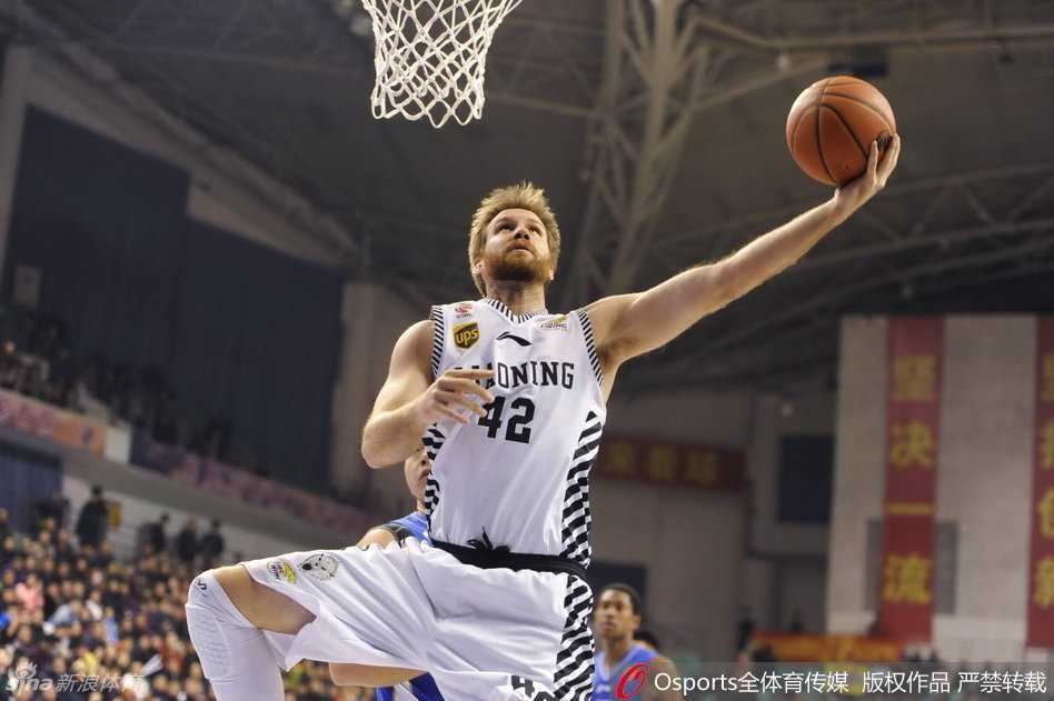 辽篮激战江苏,奥登五记大帽成内线屏障 国产魔兽李晓旭在乱军中强硬摘下前场篮板,面对三人合围毫无惧色,用标志性的直臂投篮动作强行出手,展现着辽宁内线的硬度。