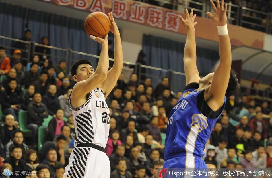 辽篮激战江苏,奥登五记大帽成内线屏障 奥登大帝伸出长臂,送给兰多夫一记结结实实的大帽,这一幕仿佛是NBA级别的对抗重现CBA赛场,瞬间点燃了江苏队的反击激情。