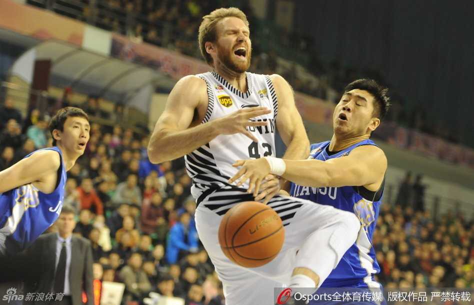 辽篮激战江苏,奥登五记大帽成内线屏障 面对CBA顶级防守者李晓旭的贴防,兰多夫利用灵活的脚步转身抹进内线,在对抗中失去平衡前用一记柔和的左手挑篮完成终结。