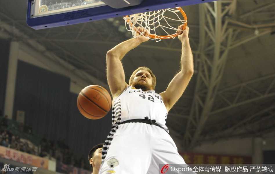 辽篮激战江苏,奥登五记大帽成内线屏障 兰多夫在奥登头顶完成势大力沉的双手暴扣,整个篮筐都在颤抖,他用最强势的方式向这位NBA状元秀宣告禁区的归属权。