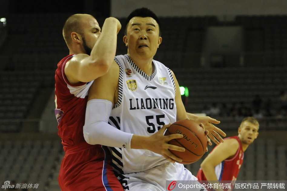 辽篮热身赛激战塞尔维亚 韩德君李晓旭双塔闪耀赛场 刘志轩站在罚球线上,目光坚定地瞄准篮筐,深吸一口气准备罚篮,全场球迷的目光都聚焦在他身上,期待着这次得分。