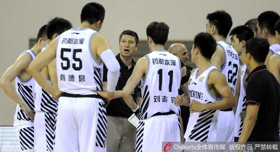 辽篮热身赛激战塞尔维亚 韩德君李晓旭双塔闪耀赛场 郭士强指导在场边神情专注,正用手比划着战术手势,向场上的队员们传达最新的进攻部署,眼神中透露出对胜利的渴望。