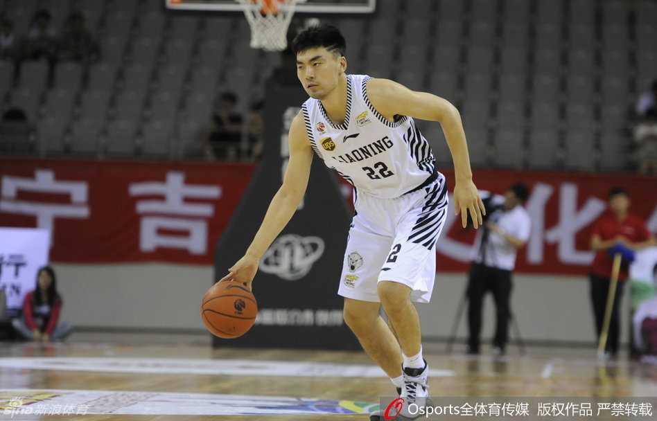 辽篮热身赛激战塞尔维亚 韩德君李晓旭双塔闪耀赛场 韩德君在篮下接到李晓旭的妙传后,利用宽厚的身体顶开防守,柔和地将球抛向篮筐,防守队员只能望球兴叹,整个进攻配合行云流水。