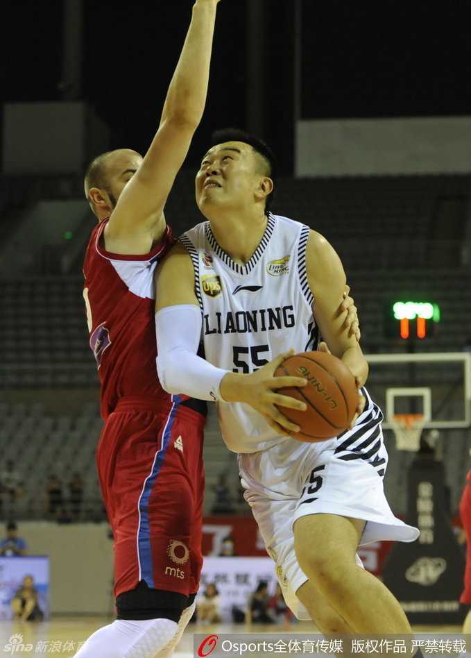 辽篮热身赛激战塞尔维亚 韩德君李晓旭双塔闪耀赛场 韩德君在完成一次成功的防守后,兴奋地扬起手臂,与身边的队友用力击掌,脸上洋溢着坚毅而充满斗志的表情。