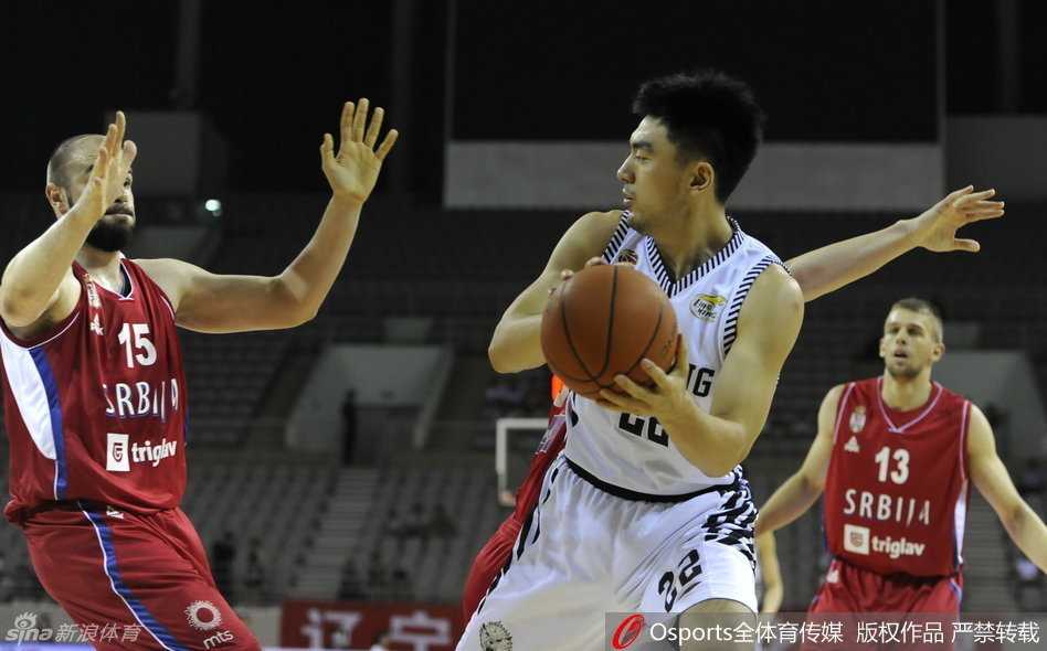 辽篮热身赛激战塞尔维亚 韩德君李晓旭双塔闪耀赛场 李晓旭在低位卡位要球,他张开双臂用身体顶住身后的防守者,两人肌肉紧绷,正在进行一场激烈的篮下位置争夺战。