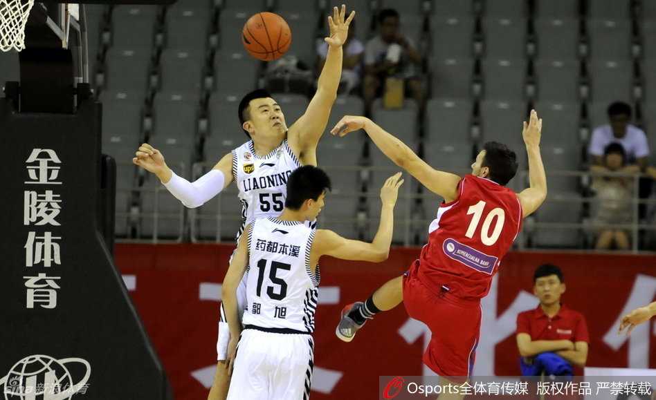 辽篮热身赛激战塞尔维亚 韩德君李晓旭双塔闪耀赛场 李晓旭在高位送出一记击地传球,皮球精准地从防守球员缝隙中穿过,韩德君在篮下已经卡住身位,正伸出双手稳稳接住来球,准备完成终结。