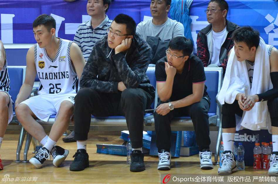 “功夫熊猫”变身场边看客，韩德君身穿休闲便装神情专注，虽然因故未能披挂上阵，但他的心始终与场上的兄弟们同在。