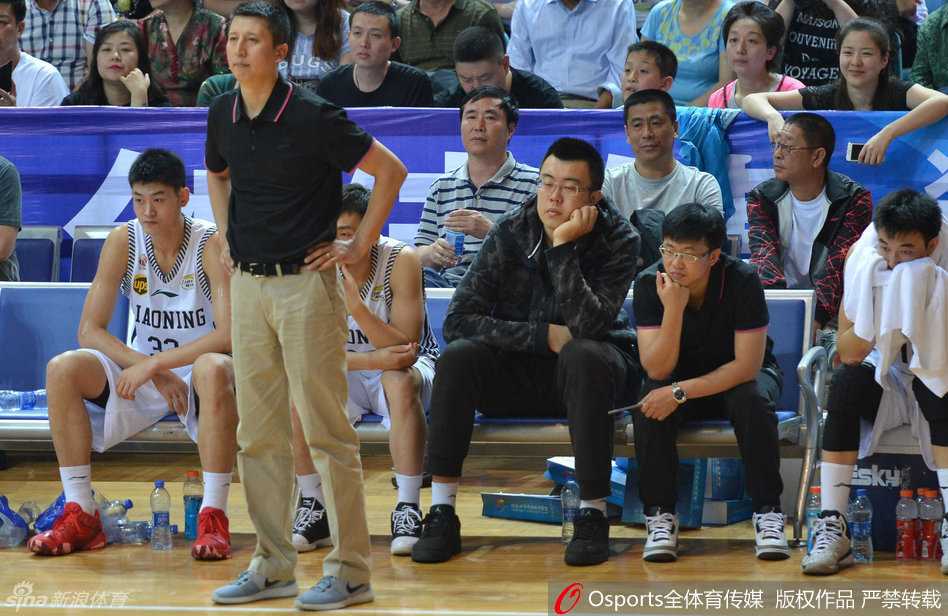 对方后卫抓住机会三分命中，场边的郭士强眉头紧锁，下意识地伸手挠头，对这次防守失误感到颇为无奈与焦急。