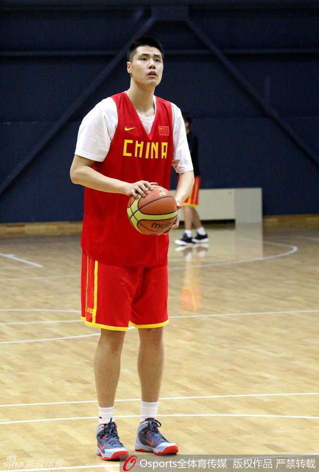 贺天举在CBA全明星赛三分大赛中出手，神情专注，此刻他就是全场瞩目的三分王，手中的篮球承载着荣誉与期待。