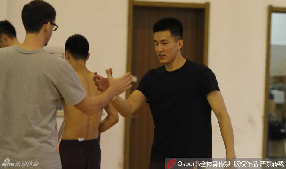 辽篮秣马厉兵新征途,众将回归首练显斗志 郭艾伦与场边的工作人员轻松击掌,简单的动作中透露出球队内部融洽的氛围和团结一心的士气。