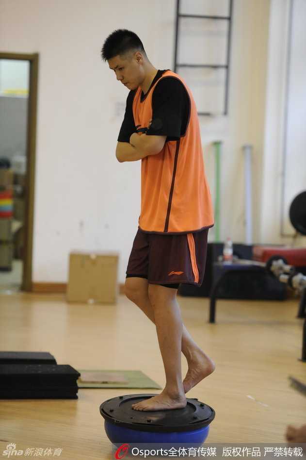 辽篮秣马厉兵新征途,众将回归首练显斗志 伤愈复出的贺天举在训练中积极跑动,尽管动作略显谨慎,但投篮手感依旧柔和,宣告着他的强势回归。