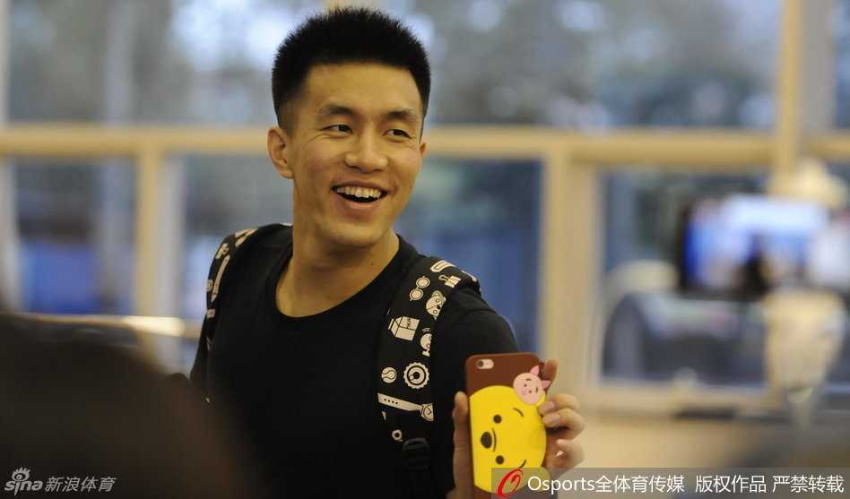 辽篮秣马厉兵新征途,众将回归首练显斗志 核心后卫郭艾伦在训练间隙向镜头展示自己新潮的手机壳,脸上洋溢着轻松搞怪的笑容,大男孩本性展露无遗。