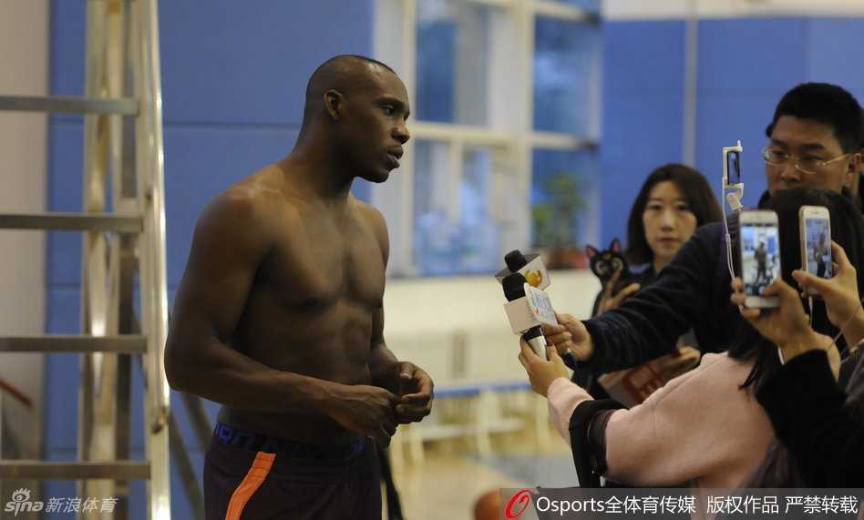 辽篮秣马厉兵新征途,众将回归首练显斗志 外援哈德森大汗淋漓地接受采访,眼神中透着自信与坚定,向记者表达着新赛季带领球队冲冠的决心。