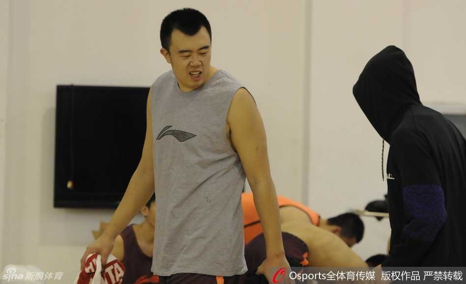 辽篮秣马厉兵新征途,众将回归首练显斗志 队长韩德君在内线对抗中轻松得分,憨态可掬的笑容背后,是作为球队定海神针般的可靠与担当。