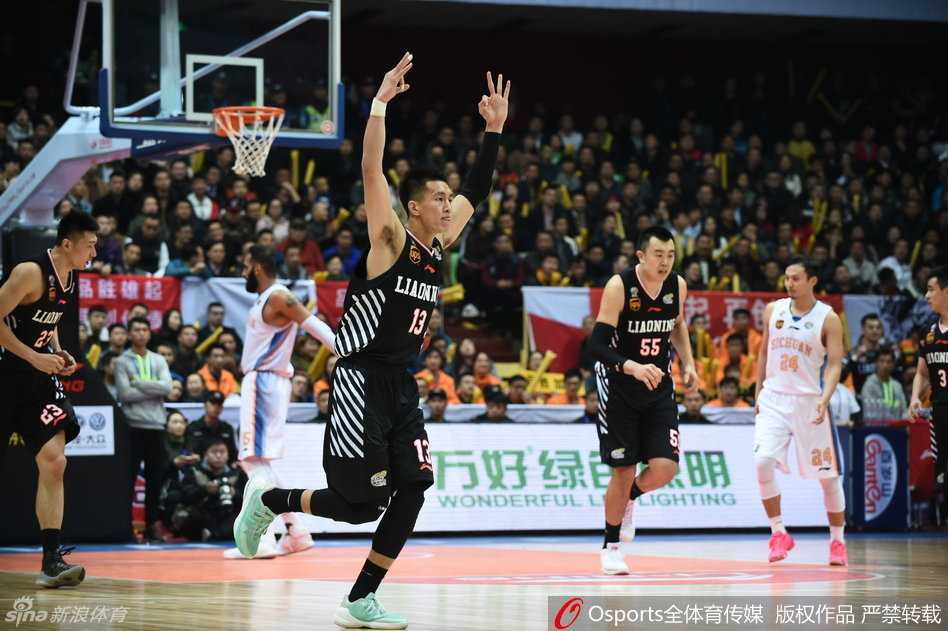 辽篮苦主相逢夜 郭少率队复仇四川 郭艾伦在比赛中全神贯注地控球,眼神中透露出突破防线的坚定