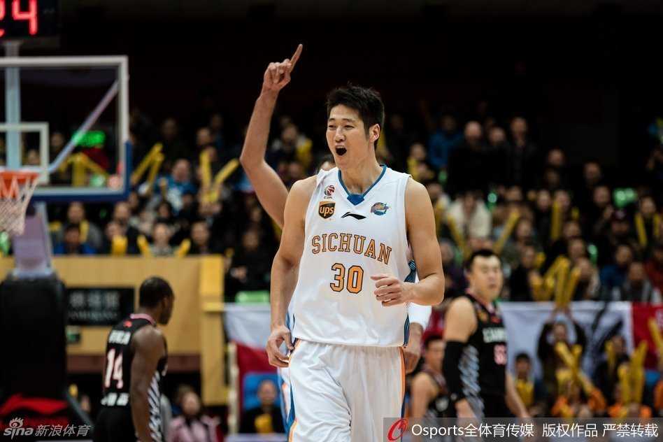 辽篮苦主相逢夜 郭少率队复仇四川 杨鸣在替补席挥手指挥,眼神中满是对比赛的专注与老将的沉稳