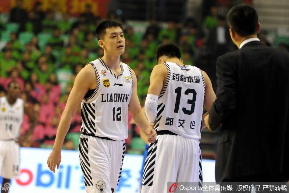 辽篮血性一夜:杨鸣被绊引发冲突险暴走,郭艾伦韩德君联手导演逆转好戏 郭艾伦如尖刀般杀入敌阵,在对抗中失去重心前,用一记犀利的突破上篮将球送入篮网,防守球员只能望球兴叹。