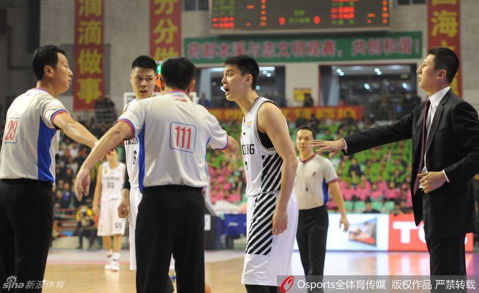 辽篮血性一夜:杨鸣被绊引发冲突险暴走,郭艾伦韩德君联手导演逆转好戏 韩德君在对方内线高高跃起,完成一次势大力沉的单手暴扣,整个篮架都在颤抖,站在身后的防守者显得无可奈何。