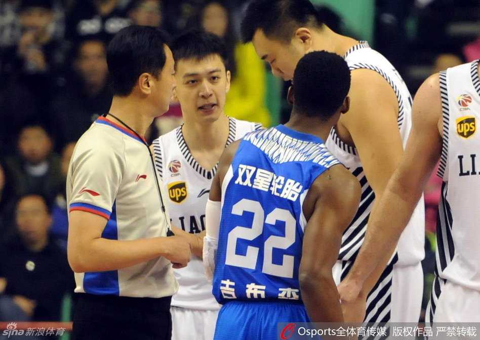辽篮血性一夜:杨鸣被绊引发冲突险暴走,郭艾伦韩德君联手导演逆转好戏 杨鸣眼神凌厉,愤怒地冲向裁判理论,双手用力比划着表达对这次吹罚的强烈不满,场边的辽宁球迷也纷纷起立表示抗议。
