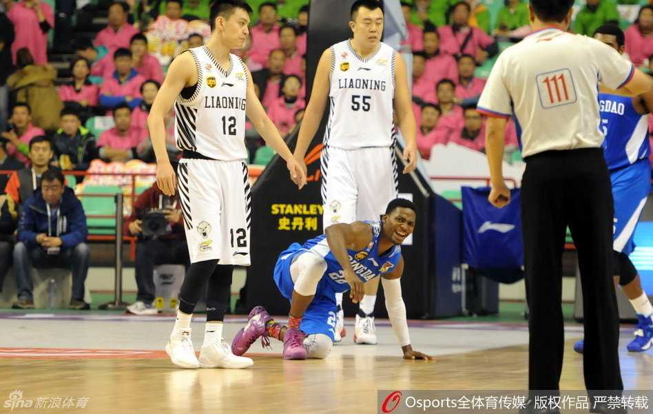 辽篮血性一夜:杨鸣被绊引发冲突险暴走,郭艾伦韩德君联手导演逆转好戏 吉布森倒地瞬间,杨鸣从他身旁绕过,眼神中透露着不甘示弱的火气,双方球员迅速围拢过来,空气中弥漫着紧张的对峙气息。