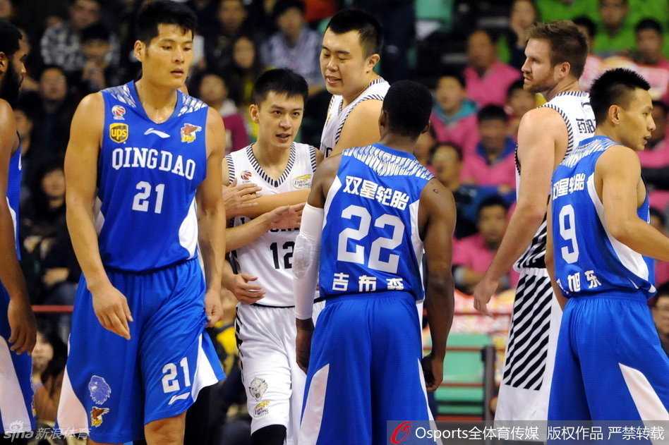 辽篮血性一夜:杨鸣被绊引发冲突险暴走,郭艾伦韩德君联手导演逆转好戏 韩德君伸出粗壮的手臂紧紧拦住情绪激动的杨鸣,嘴上不停地安慰着队友,而杨鸣则一脸怒容地看向裁判,场上混乱的局面在队友的劝阻下稍有缓和。